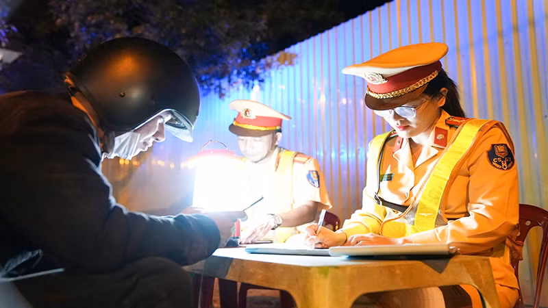 Lực lượng Cảnh sát giao thông Công an tỉnh Quảng Nam xử lý nghiêm các hành vi vi phạm.