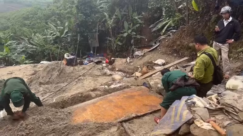 Tổ công tác gồm nhiều lực lượng liên quan tiến hành kiểm tra, truy quét khu vực các đối tượng khai thác thác vàng trái phép ở Tam Lãnh.