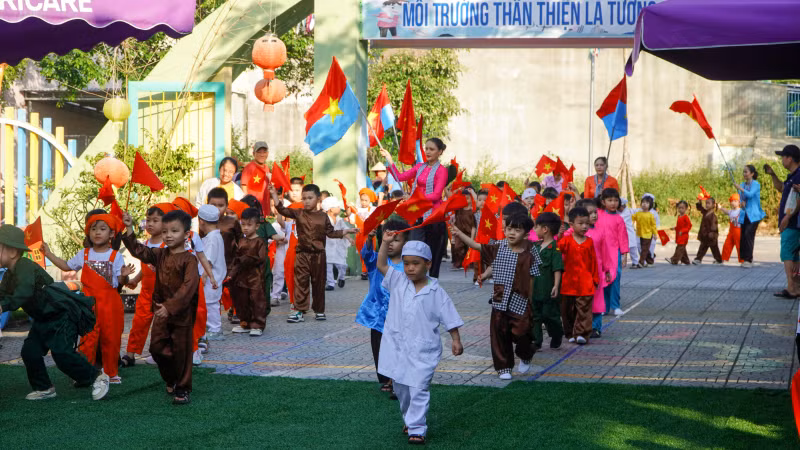 Các em nhỏ được hóa trang thành chú bộ đội, công nhân, nông dân... tham gia hành quân chiến thắng.