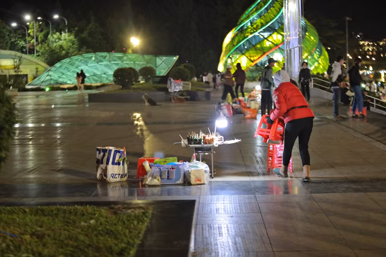 Đà Lạt có rất nhiều người bán hàng rong tại các điểm vui chơi, bán hàng “chèo kéo” du khách. (Ảnh: Báo Lâm Đồng)