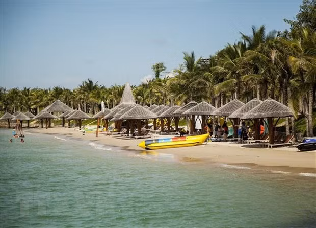 Bãi biển Hòn Tằm Nha Trang. (Ảnh: TTXVN)