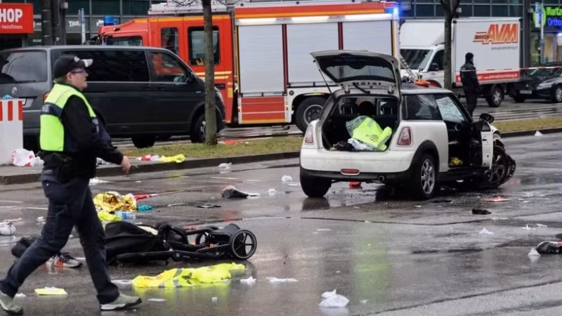 Cảnh sát điều tra tại hiện trường xe ô-tô lao vào đám đông ở Munich, Đức ngày 13/2. (Ảnh: Reuters/TTXVN)