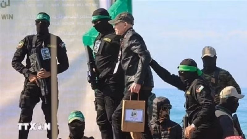 Một con tin Israel được cánh quân của phong trào Hamas trả tự do và bàn giao cho Hội Chữ Thập đỏ quốc tế tại thành phố Gaza, ngày 9/2. (Ảnh: IRNA/TTXVN)