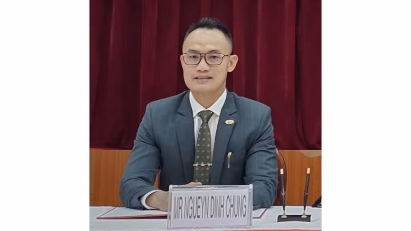 Anh Nguyễn Đình Chung, Việt kiều Lào.