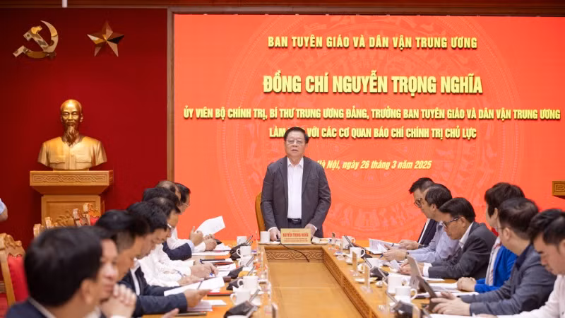 Đồng chí Nguyễn Trọng Nghĩa, Ủy viên Bộ Chính trị, Bí thư Trung ương Đảng, Trưởng Ban Tuyên giáo và Dân vận Trung ương chủ trì buổi làm việc với năm cơ quan báo chí chính trị chủ lực. (Ảnh: SƠN TÙNG)
