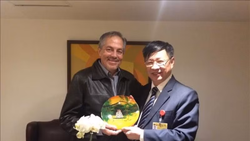 Nguyên Phó Ban Đối ngoại Trung ương Nguyễn Tuấn Phong tặng quà cho ông Juan Meriguet Martínez, Ủy viên Trung ương Đảng Cách mạng Công dân Ecuador, nhân chuyến thăm của Đoàn đại biểu Đảng Cộng sản Việt Nam tới Ecuador năm 2016. (Ảnh: TTXVN)