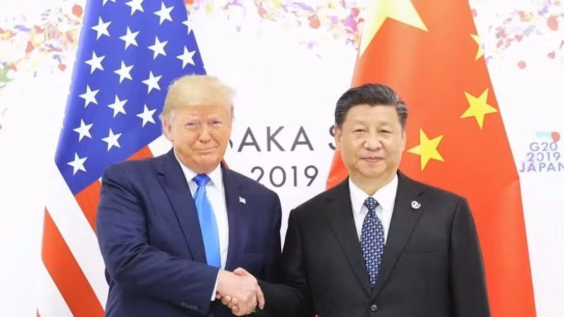 Tổng thống Mỹ Donald Trump trong cuộc gặp với Chủ tịch Trung Quốc Tập Cận Bình (phải) ngày 29/6/2019. (Ảnh: THX/TTXVN)
