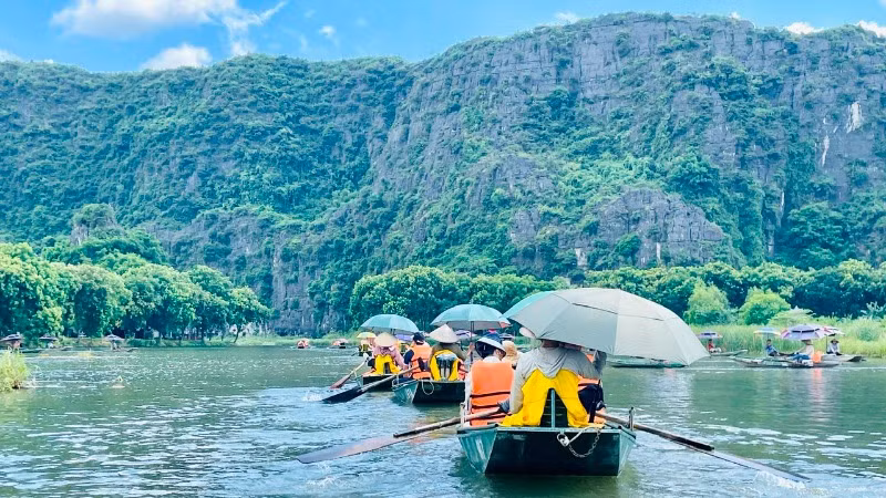 Du khách tham quan Khu du lịch Tam Cốc, Ninh Bình. (Ảnh: TRANG ANH)