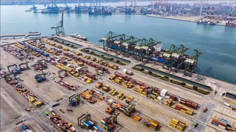 Cảng hàng hóa tại Thiên Tân, Trung Quốc. (Ảnh THX/TTXVN)