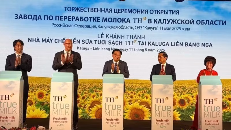 Lãnh đạo Việt Nam, Liên bang Nga, đại diện doanh nghiệp nhấn nút khởi động Nhà máy chế biến sữa tươi sạch TH. (Ảnh: Tâm Hằng/TTXVN)