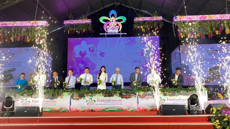 Các đại biểu thực hiện nghi thức Khai mạc Festival Hoa lan Thành phố Hồ Chí Minh lần 3 năm 2025.