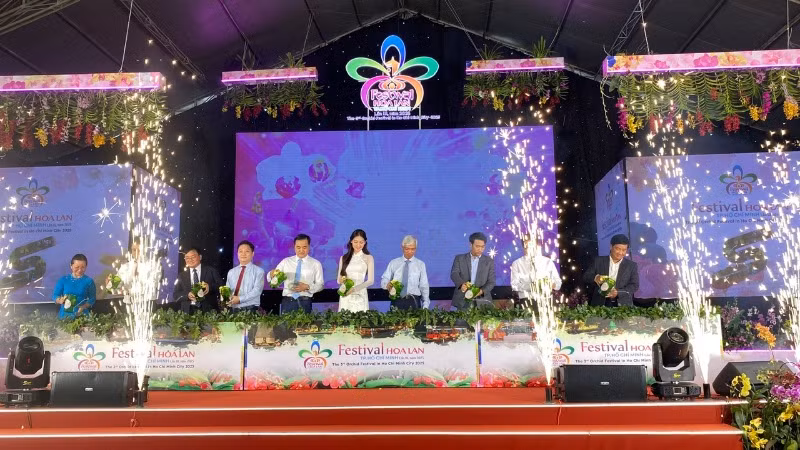Các đại biểu thực hiện nghi thức Khai mạc Festival Hoa lan Thành phố Hồ Chí Minh lần 3 năm 2025.