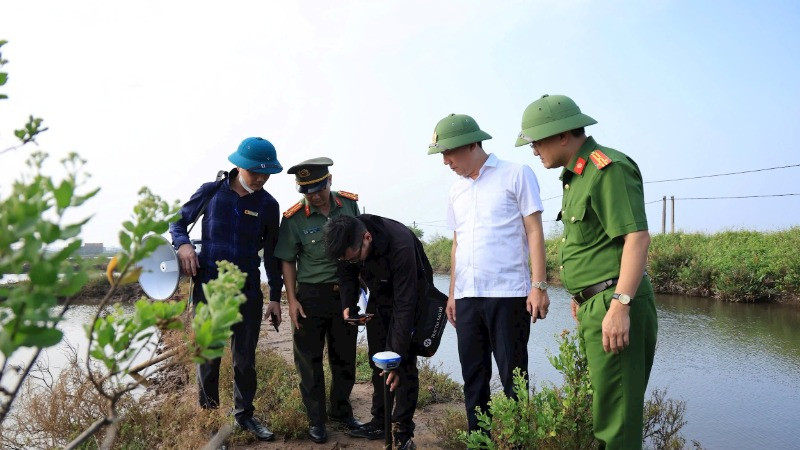 Đo đạc đất tại khu vực Cồn Xanh (huyện Nghĩa Hưng, tỉnh Nam Định) để thực hiện công tác giải phóng mặt bằng xây dựng Tổ hợp dự án thép xanh do Tập đoàn Xuân Thiện đầu tư.