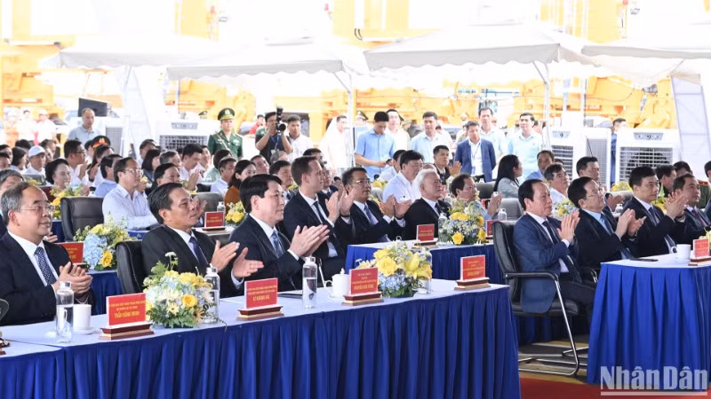 Chủ tịch nước Lương Cường và các đại biểu dự buổi lễ.