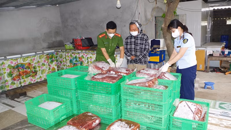  Lực lượng chức năng kiểm tra hộ kinh doanh thực phẩm Lê Hồng Thoanh.