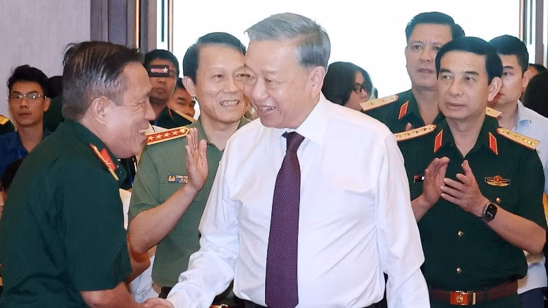 Tổng Bí thư Tô Lâm gặp mặt đại biểu tướng lĩnh, Anh hùng Lực lượng vũ trang nhân dân, điệp báo, biệt động Sài Gòn, du kích, cựu thanh niên xung phong, dân công hoả tuyến tham gia Chiến dịch Hồ Chí Minh. (Ảnh: Thống Nhất/TTXVN)