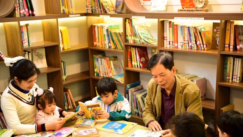 Không chỉ thu hút trẻ em, thư viện còn là không gian yêu thích của các phụ huynh.