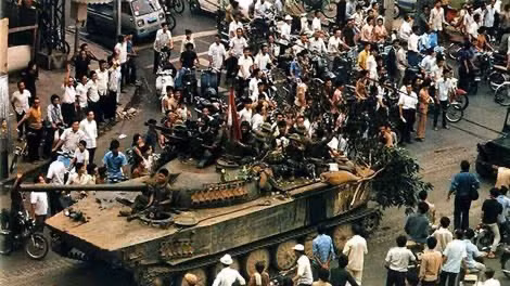 Người dân chào đón quân giải phóng trên đường phố Sài Gòn ngày 30/4/1975. (Ảnh tư liệu)