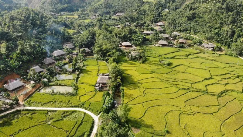 Khung cảnh thơ mộng của Nghĩa Đô. (Ảnh VŨ QUANG)