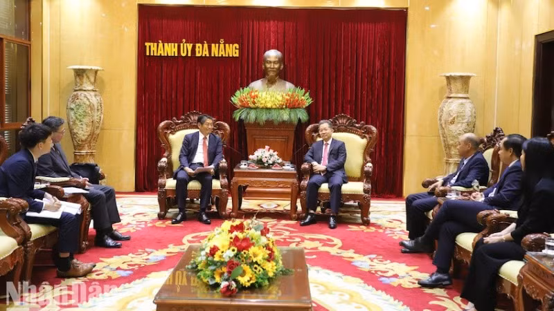 Bí thư Thành ủy Đà Nẵng Nguyễn Văn Quảng và Đại sứ Nhật Bản Ito Naoki trao đổi tại buổi làm việc. (Ảnh: ĐÌNH TĂNG)