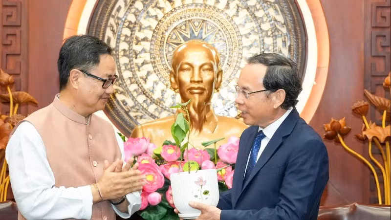 Bộ trưởng Kiren Rijiju tặng quà Ủy viên Bộ Chính trị, Bí thư Thành ủy Thành phố Hồ Chí Minh Nguyễn Văn Nên. (Ảnh: CHI MAI) 