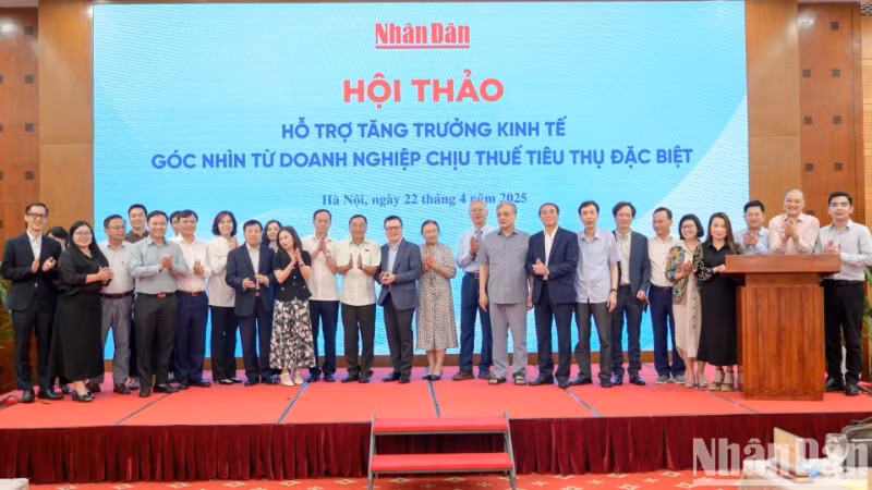 Các đại biểu tại hội thảo “Hỗ trợ tăng trưởng kinh tế - Góc nhìn từ doanh nghiệp chịu thuế tiêu thụ đặc biệt”. (Ảnh THỦY NGUYÊN)