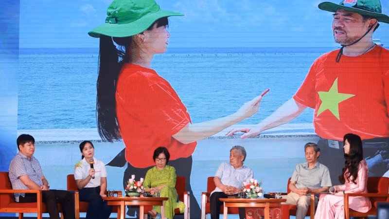 Phóng viên Cao Thị Thùy Giang (thứ hai từ trái sang), Báo điện tử VietnamPlus chia sẻ cảm xúc tại tọa đàm. (Ảnh: Hoài Nam/Vietnam+)