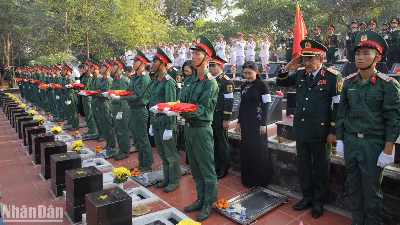 Truy điệu, an táng 17 hài cốt liệt sĩ tại nghĩa trang liệt sĩ tỉnh Bình Phước.