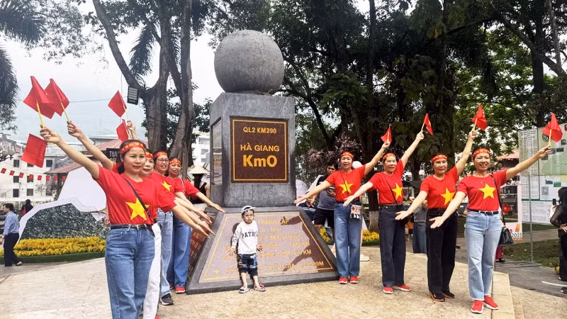 Du khách check-in tại Km0, thành phố Hà Giang.