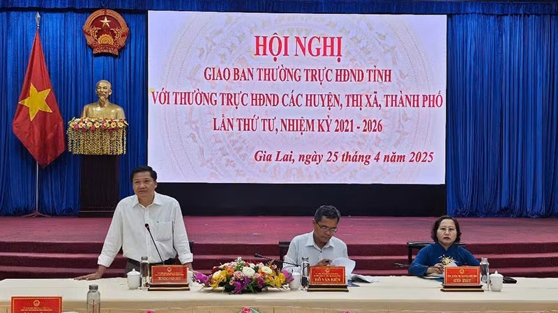 Các đồng chí chủ trì hội nghị.