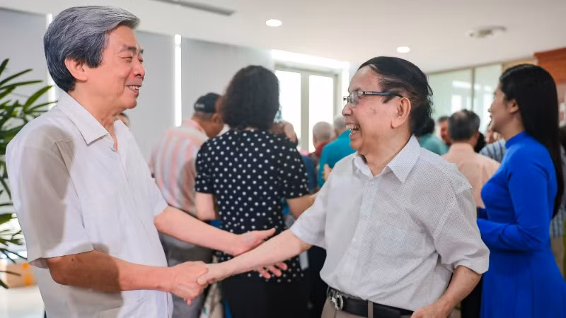 Những khoảnh khắc gặp gỡ xúc động. (Ảnh: Hoài Nam/Vietnam+)