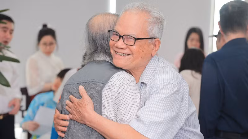 Những khoảnh khắc gặp gỡ xúc động. (Ảnh: Hoài Nam/Vietnam+)