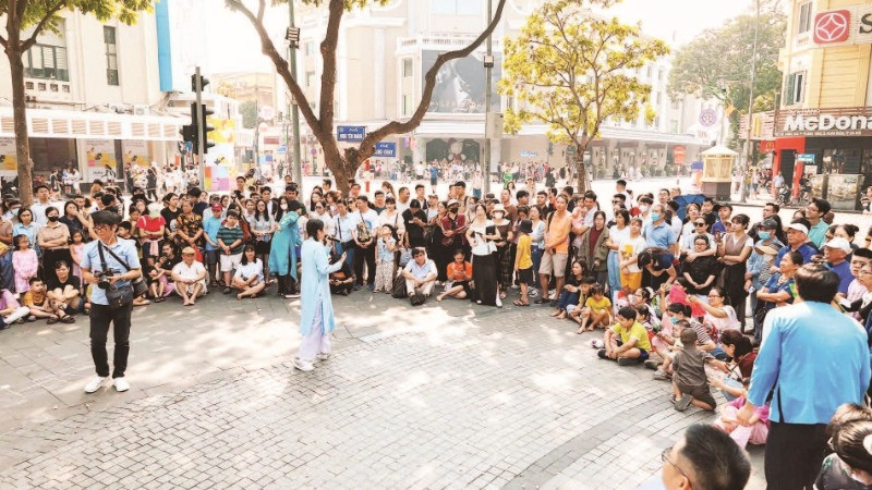 Hoạt động văn hóa, nghệ thuật diễn ra quanh năm là một lợi thế lớn thu hút khách du lịch tại quận Hoàn Kiếm.