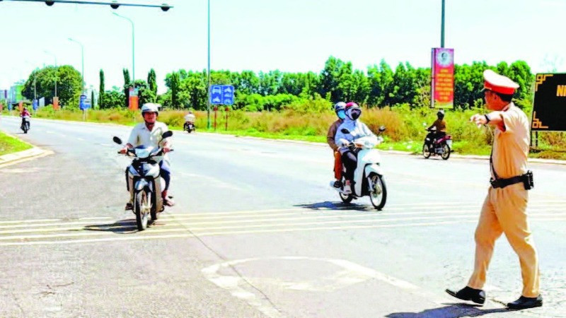 Lực lượng Cảnh sát giao thông Công an tỉnh Đồng Nai kiểm tra phương tiện trên Quốc lộ 1A, đoạn qua địa bàn huyện Thống Nhất.