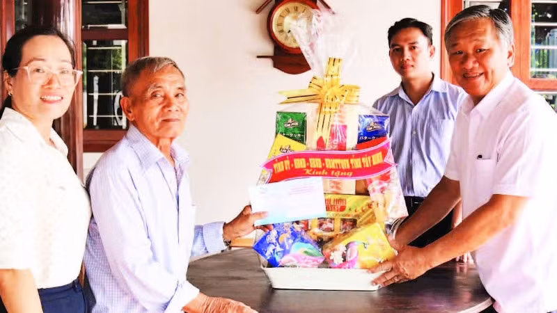 Bí thư Huyện ủy Gò Dầu Trịnh Ngọc Phương (phải) thăm và tặng quà Anh hùng Lực lượng vũ trang Phạm Văn Chiến nhân dịp kỷ niệm 50 năm Ngày Giải phóng miền nam, thống nhất đất nước.