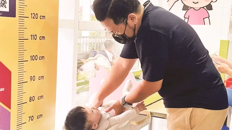 Trẻ nhỏ thường xuyên ốm vặt, cần cha mẹ chăm sóc sát sao-một trong những nguyên nhân khiến nhiều người trẻ e ngại chuyện sinh con.