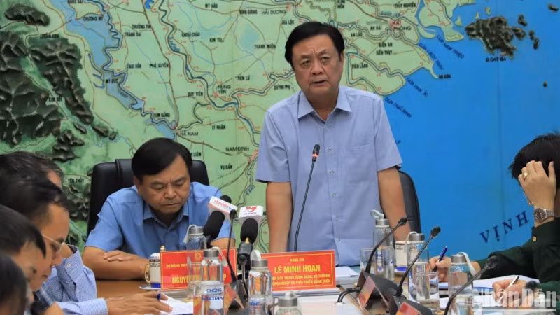 Bộ trưởng Bộ Nông nghiệp và Phát triển nông thôn Lê Minh Hoan chỉ đạo tại cuộc họp trực tiếp và trực tuyến với các bộ ngành và địa phương họp ứng phó với bão số 6 (Trami) chiều 25/10.