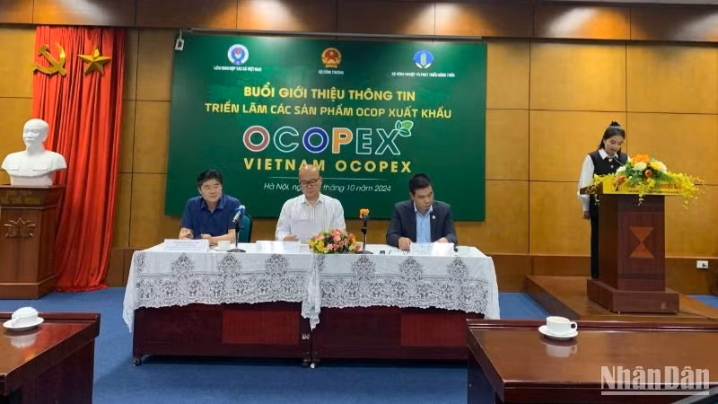 Chia sẻ thông tin với báo chí về "Triển lãm các sản phẩm OCOP xuất khẩu" chiều 25/10, do Bộ Công thương phối hợp với Bộ Nông nghiệp và Phát triển nông thôn và Liên minh Hợp tác xã tổ chức.