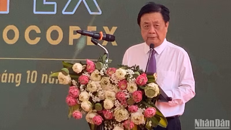 Bộ trưởng Nông nghiệp và Phát triển nông thôn Lê Minh Hoan phát biểu tại buổi lễ khai mạc Triển lãm các sản phẩm OCOP xuất khẩu (VIETNAM OCOPEX).