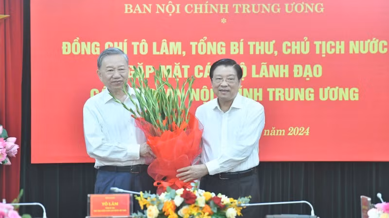 Tổng Bí thư, Chủ tịch nước Tô Lâm nhận hoa chúc mừng tại buổi gặp mặt. Ảnh: Đăng Khoa 