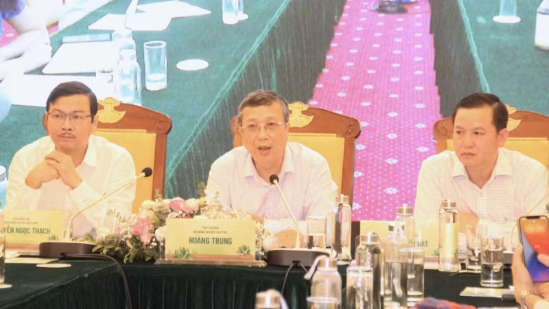 Thứ trưởng Nông nghiệp và Phát triển nông thôn Hoàng Trung chủ trì Hội nghị triển khai Đề án “Nâng cao sức khỏe đất và quản lý dinh dưỡng cây trồng đến năm 2030, tầm nhìn đến năm 2050”.