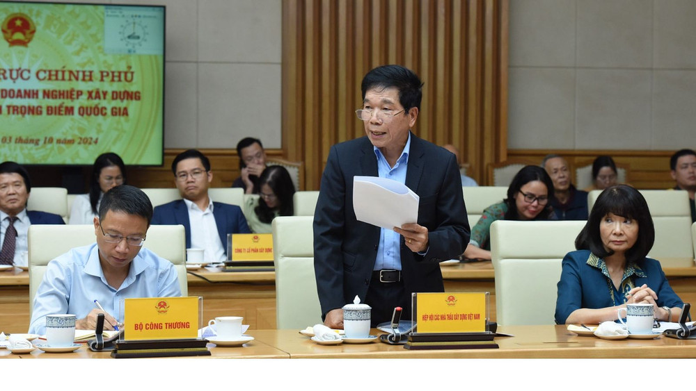 Ông Nguyễn Quốc Hiệp - Chủ tịch Hiệp hội các nhà thầu xây dựng Việt Nam (VACC) phát biểu ý kiến tại buổi làm việc. (Ảnh: TRẦN HẢI)