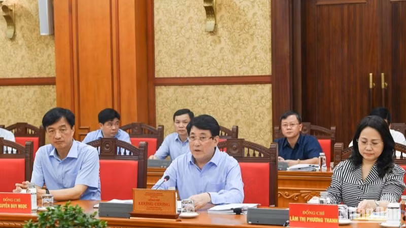 Thường trực Ban Bí thư Lương Cường, Chánh Văn phòng Trung ương Đảng Nguyễn Duy Ngọc cùng các đại biểu dự cuộc họp. (Ảnh: DUY LINH)