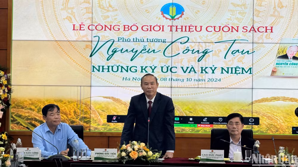 Bộ Nông nghiệp và Phát triển nông thôn tổ chức buổi công bố, giới thiệu cuốn sách “Phó Thủ tướng Nguyễn Công Tạn, những ký ức và kỷ niệm”.