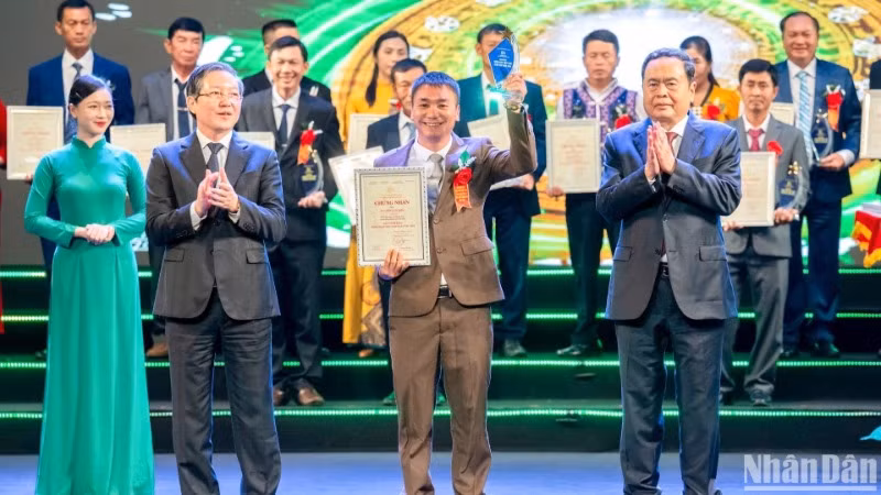 Chủ tịch Quốc hội Trần Thanh Mẫn và Chủ tịch Hội Nông dân Việt Nam Lương Quốc Đoàn trao Bằng công nhận và Cúp vinh danh cho các nông dân Việt Nam xuất sắc..