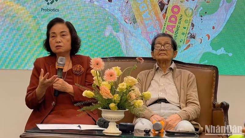 GS,TS Lê Thị Hợp, Nguyên Viện trưởng Viện Dinh dưỡng, Chủ tịch Hội Nữ trí thức Việt Nam chia sẻ về chế độ dinh dưỡng.