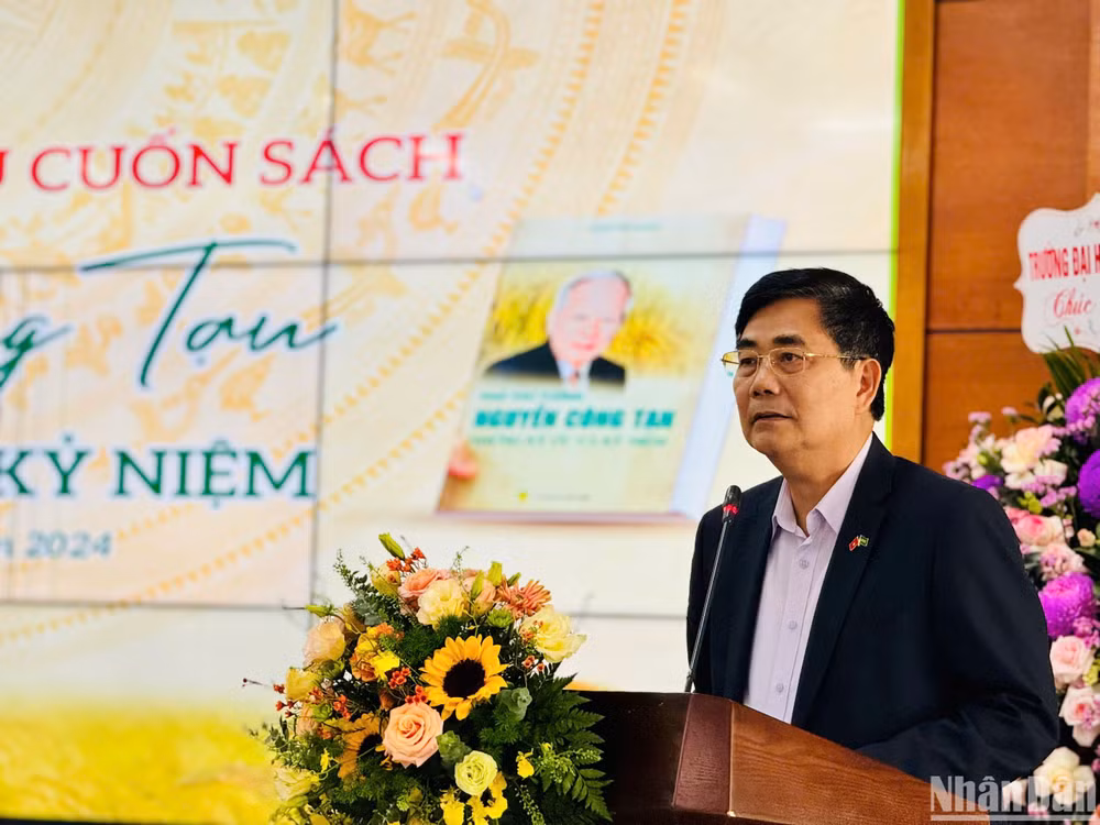 Nguyên Bộ trưởng Nông nghiệp và Phát triển nông thôn Cao Đức Phát, chủ biên cuốn sách chia sẻ tại buổi họp báo.