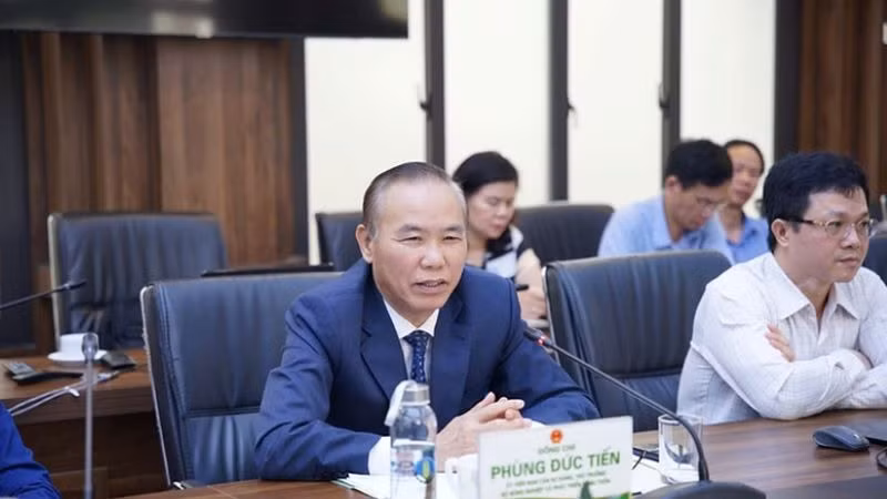 Thứ trưởng Phùng Đức Tiến phát biểu tại buổi làm việc.
