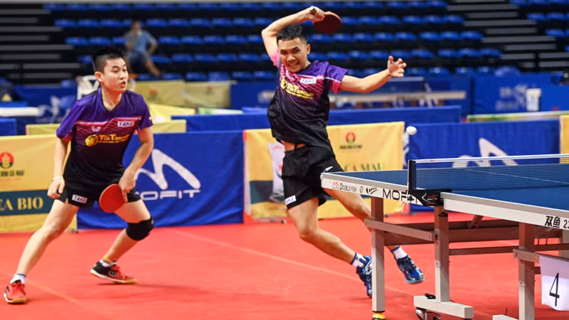 Hai cây vợt Đinh Anh Hoàng-Lê Đình Đức vô địch nội dung đôi nam. (Ảnh DUY LINH)