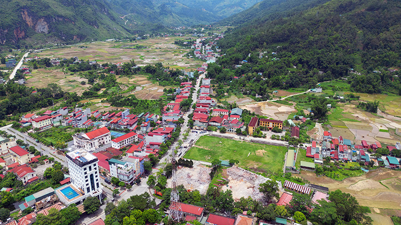 Thị trấn Yên Minh, huyện Yên Minh, tỉnh Hà Giang có lợi thế về trồng cây ăn quả, nuôi gà đen và ong lấy mật. (Ảnh MỸ HÀ)